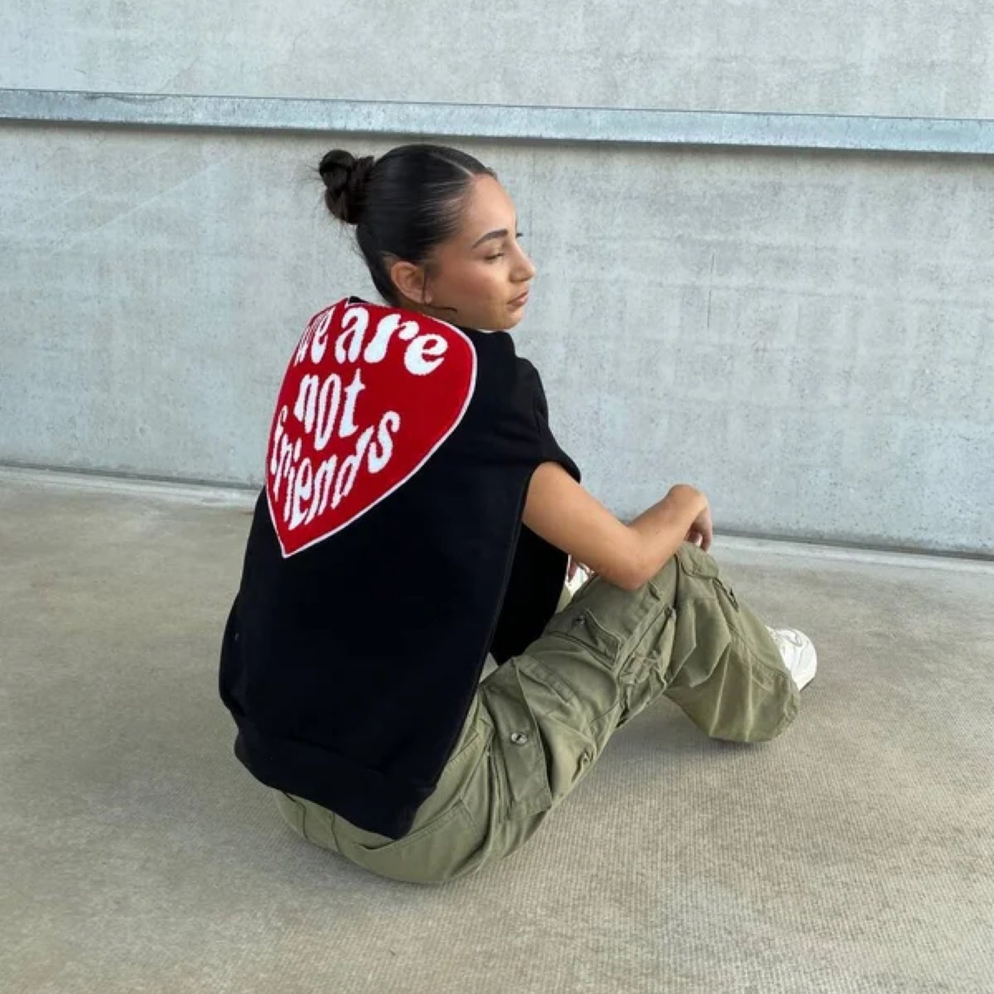 We Are Not Friends Hoodie - Zwart met Rood — S